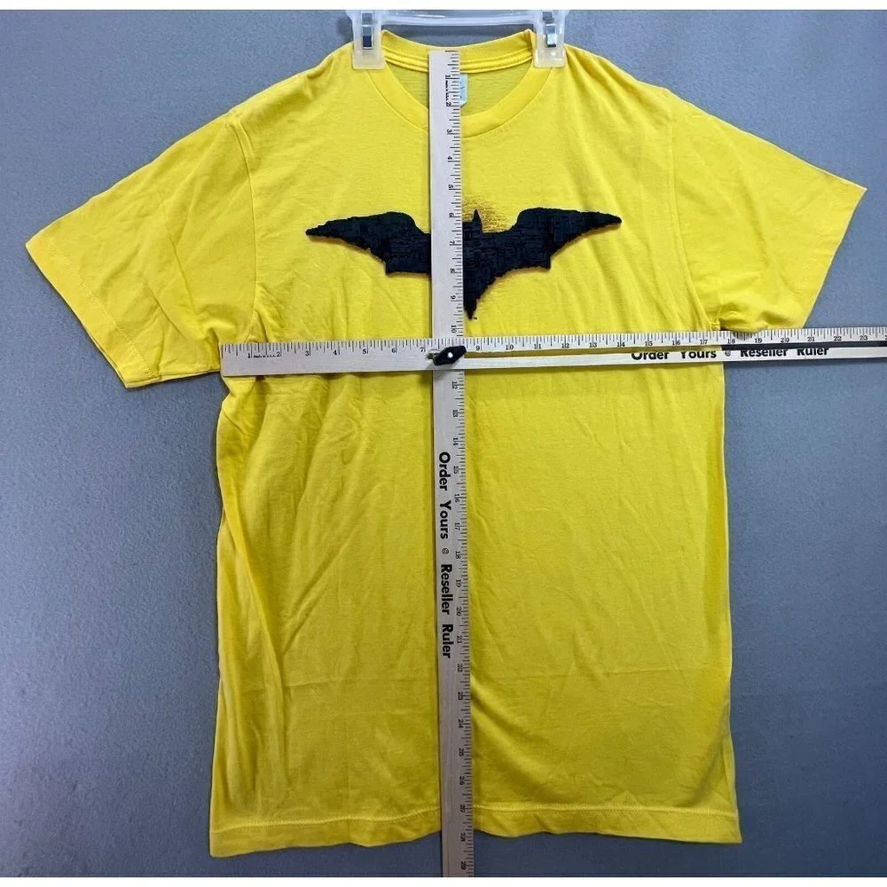 Batman Logo Adult T-Shirt Tee Yellow Medium Short Sleeve 100% Cotton - Picture 3 of 5